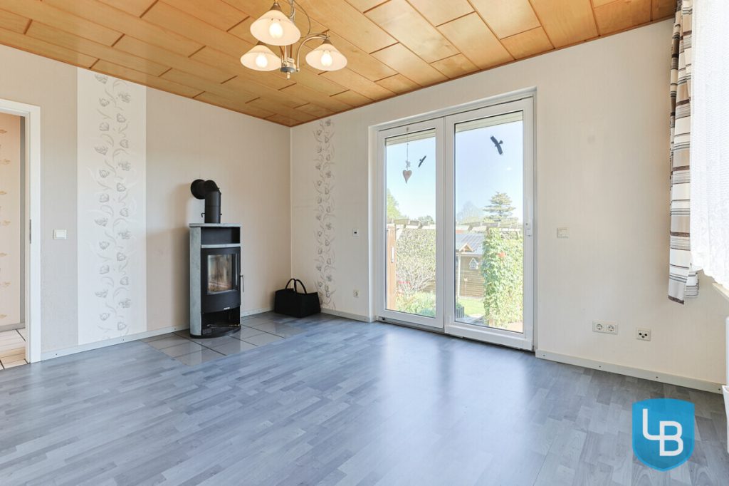 Immobilienangebot - Kiel / Kroog - Alle & Rest (Wohnen) - Teilmodernisiertes Ein-/Zweifamilienhaus für die große Familie im schönen Kiel-Kroog