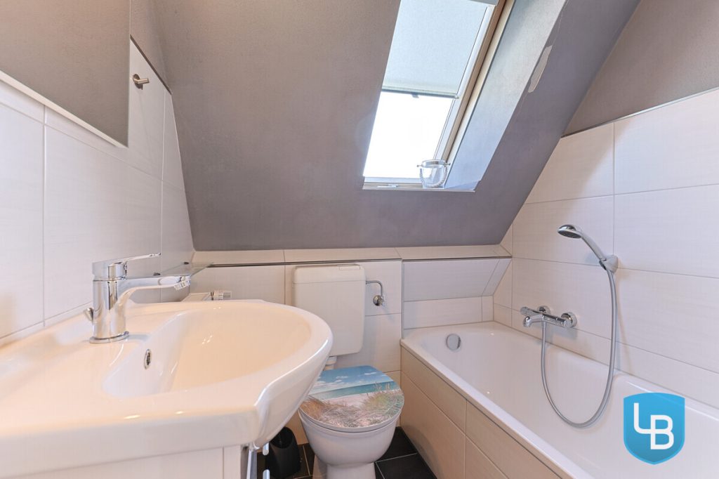 Immobilienangebot - Kiel / Kroog - Alle & Rest (Wohnen) - Teilmodernisiertes Ein-/Zweifamilienhaus für die große Familie im schönen Kiel-Kroog