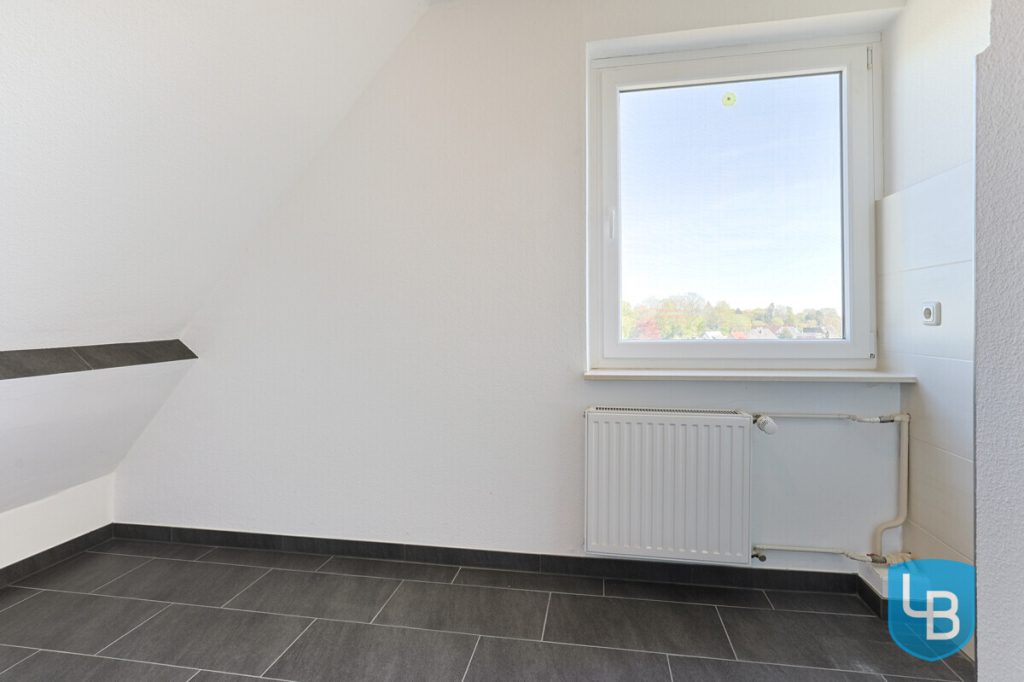 Immobilienangebot - Kiel / Kroog - Alle & Rest (Wohnen) - Teilmodernisiertes Ein-/Zweifamilienhaus für die große Familie im schönen Kiel-Kroog