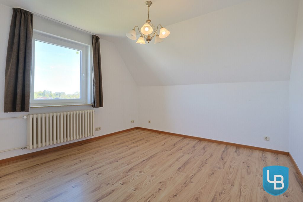 Immobilienangebot - Kiel / Kroog - Alle & Rest (Wohnen) - Teilmodernisiertes Ein-/Zweifamilienhaus für die große Familie im schönen Kiel-Kroog