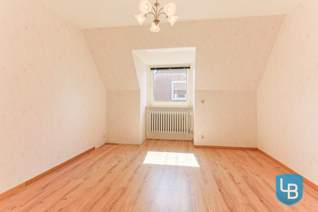 Immobilienangebot - Kiel / Kroog - Alle & Rest (Wohnen) - Teilmodernisiertes Ein-/Zweifamilienhaus für die große Familie im schönen Kiel-Kroog
