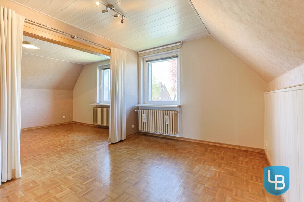 Immobilienangebot - Kiel / Kroog - Alle & Rest (Wohnen) - Teilmodernisiertes Ein-/Zweifamilienhaus für die große Familie im schönen Kiel-Kroog