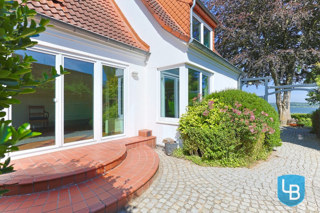 Immobilienangebot - Preetz - Alle & Rest (Wohnen) - Wohnen auf höchstem Niveau – Villa mit Pool in einzigartiger Seelage