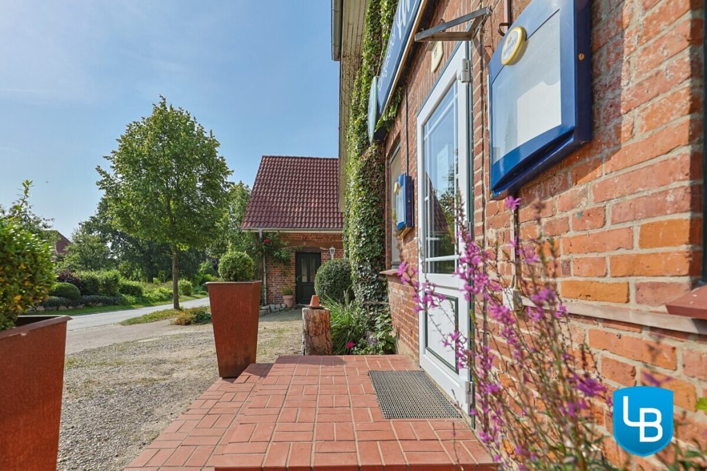 Immobilienangebot - Malente / Nüchel - Alle & Rest (Wohnen) - Gasthof mit Übernachtungsmöglichkeiten und Privathaus