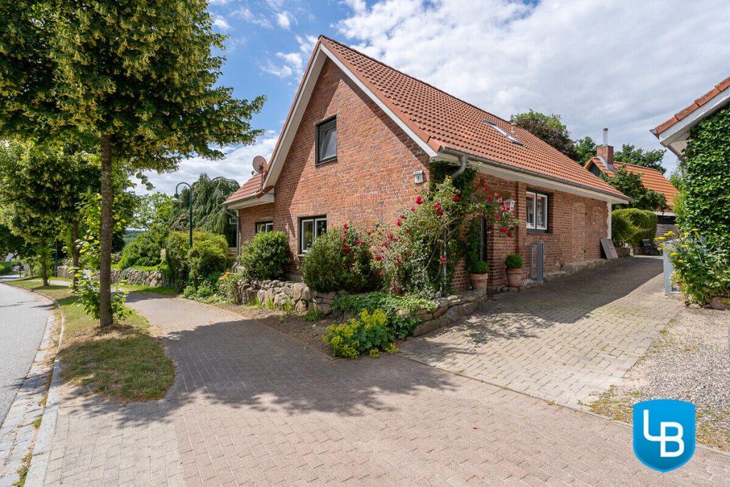 Immobilienangebot - Malente / Nüchel - Alle & Rest (Wohnen) - Gasthof mit Übernachtungsmöglichkeiten und Privathaus