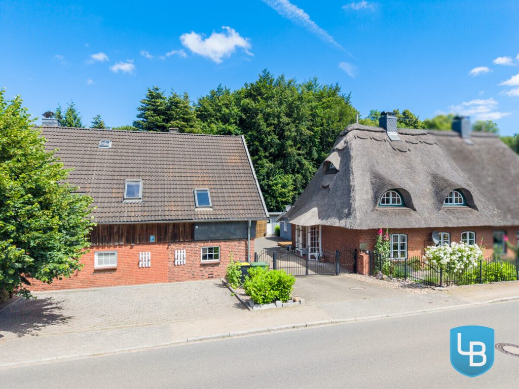 Immobilienangebot - Lebrade - Alle & Rest (Wohnen) - Außergewöhnlich vielseitig – Reetdachkate mit zusätzlicher Haushälfte in Lebrade