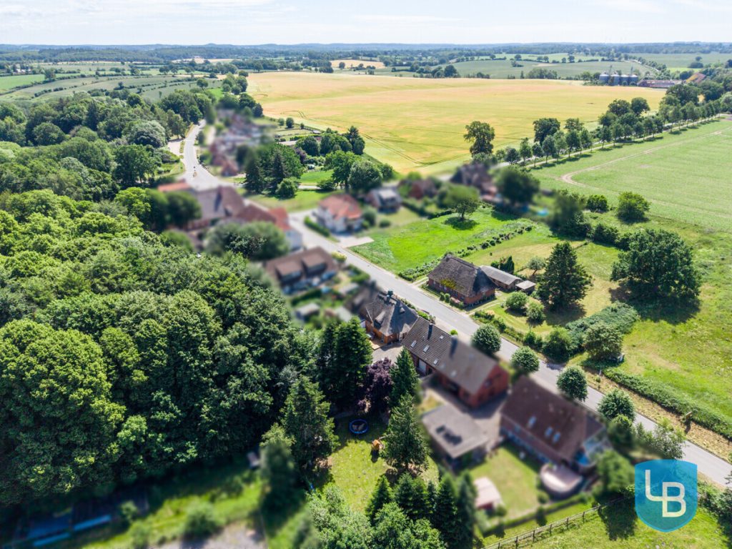 Immobilienangebot - Lebrade - Alle & Rest (Wohnen) - Außergewöhnlich vielseitig – Reetdachkate mit zusätzlicher Haushälfte in Lebrade