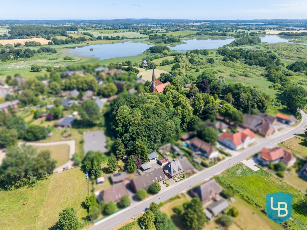 Immobilienangebot - Lebrade - Alle & Rest (Wohnen) - Außergewöhnlich vielseitig – Reetdachkate mit zusätzlicher Haushälfte in Lebrade