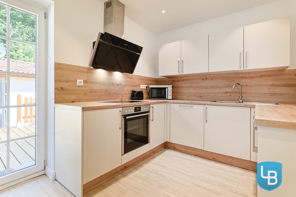 Immobilienangebot - Lebrade - Alle & Rest (Wohnen) - Außergewöhnlich vielseitig – Reetdachkate mit zusätzlicher Haushälfte in Lebrade