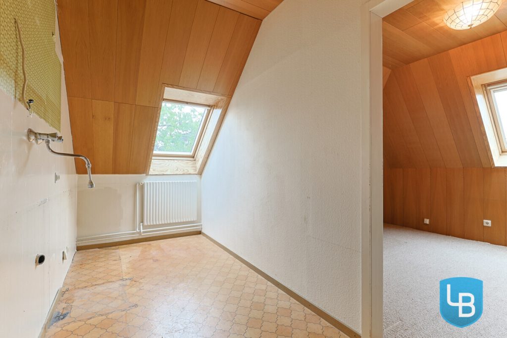 Immobilienangebot - Kiel - Alle & Rest (Wohnen) - Großzügig geschnittenes Einfamilienhaus mit Modernisierungsbedarf im Herzen von Kroog