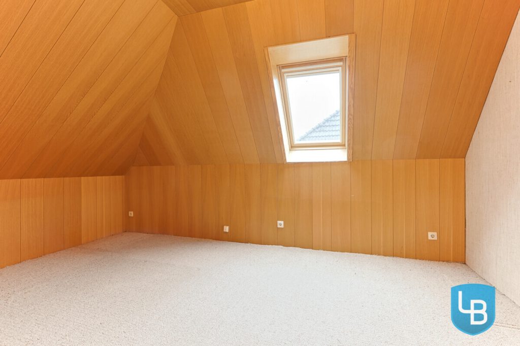 Immobilienangebot - Kiel - Alle & Rest (Wohnen) - Großzügig geschnittenes Einfamilienhaus mit Modernisierungsbedarf im Herzen von Kroog
