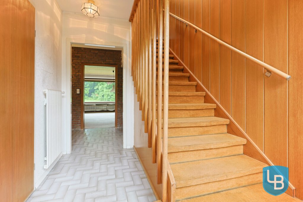 Immobilienangebot - Kiel - Alle & Rest (Wohnen) - Großzügig geschnittenes Einfamilienhaus mit Modernisierungsbedarf im Herzen von Kroog
