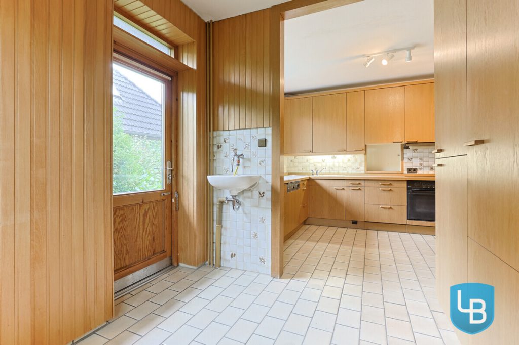 Immobilienangebot - Kiel - Alle & Rest (Wohnen) - Großzügig geschnittenes Einfamilienhaus mit Modernisierungsbedarf im Herzen von Kroog