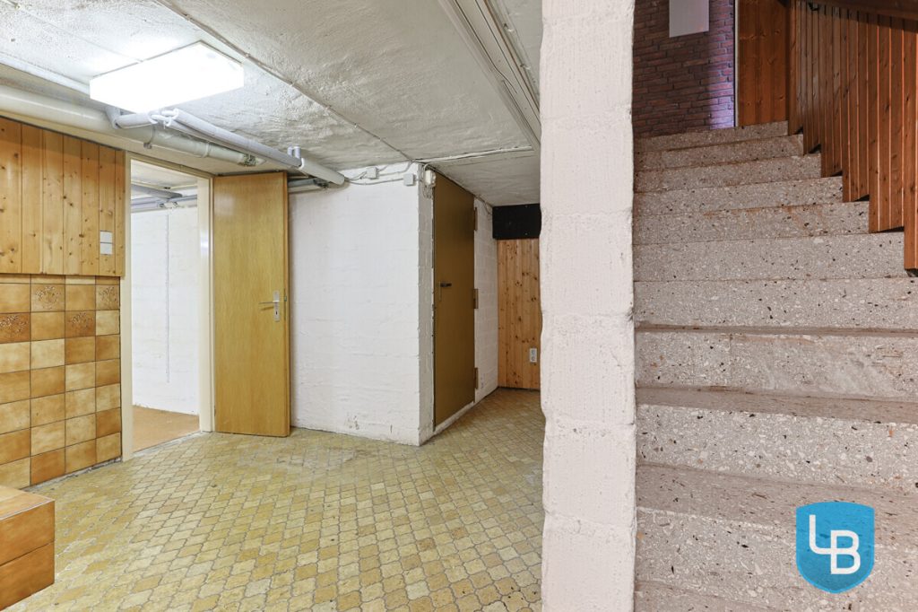 Immobilienangebot - Kiel - Alle & Rest (Wohnen) - Großzügig geschnittenes Einfamilienhaus mit Modernisierungsbedarf im Herzen von Kroog