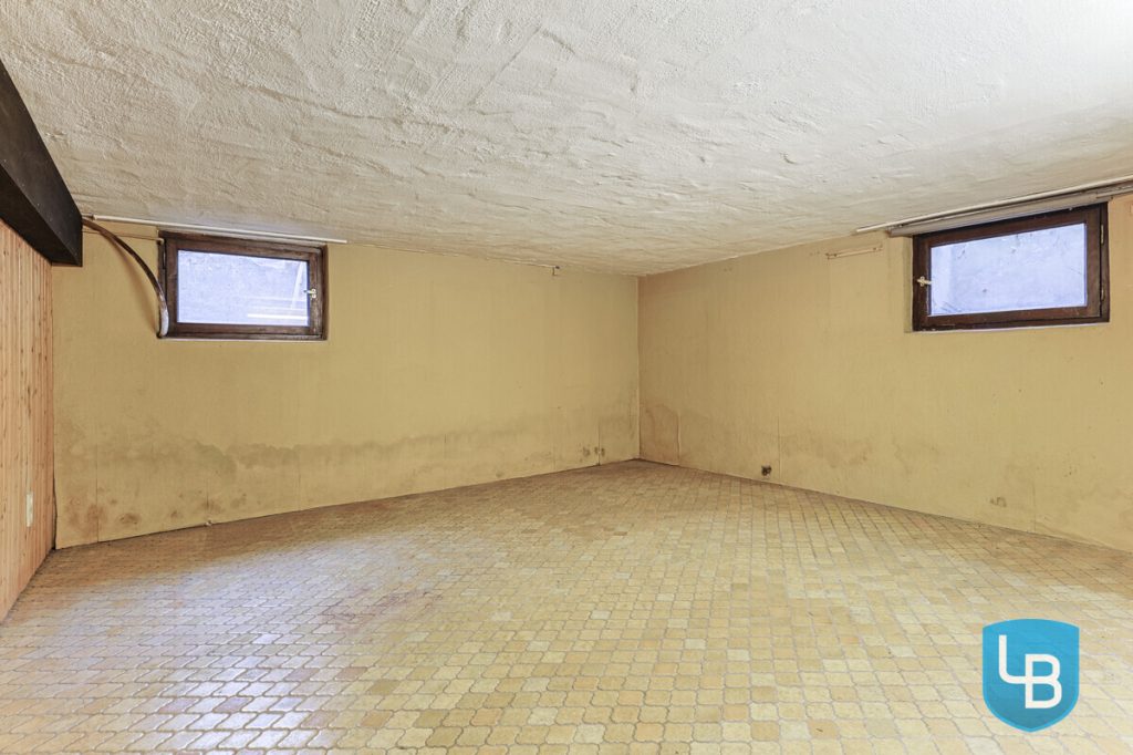 Immobilienangebot - Kiel - Alle & Rest (Wohnen) - Großzügig geschnittenes Einfamilienhaus mit Modernisierungsbedarf im Herzen von Kroog