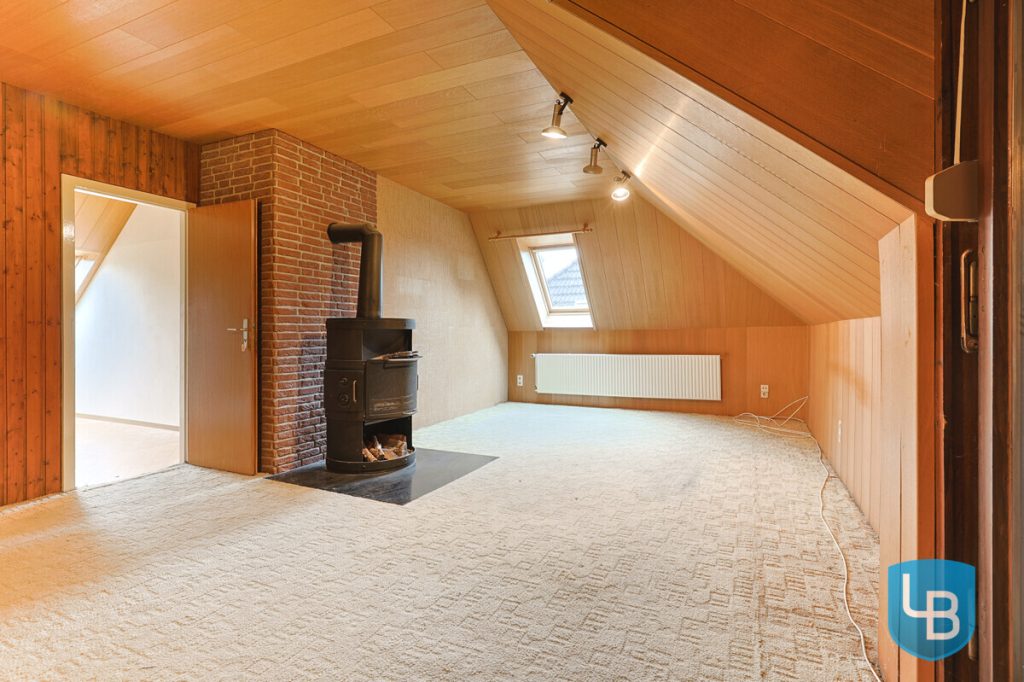 Immobilienangebot - Kiel - Alle & Rest (Wohnen) - Großzügig geschnittenes Einfamilienhaus mit Modernisierungsbedarf im Herzen von Kroog