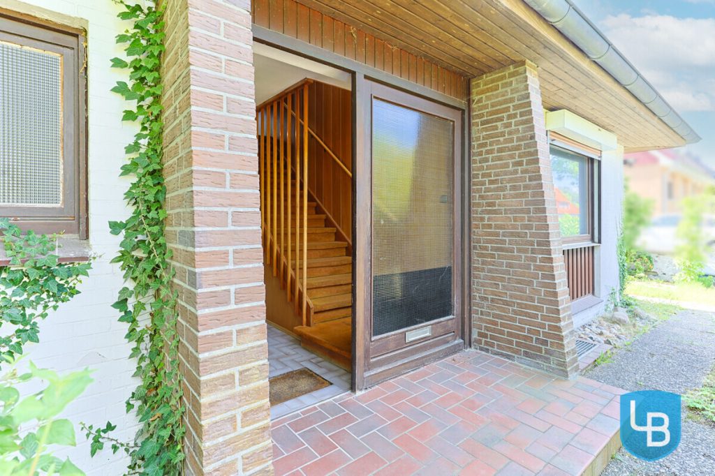 Immobilienangebot - Kiel - Alle & Rest (Wohnen) - Großzügig geschnittenes Einfamilienhaus mit Modernisierungsbedarf im Herzen von Kroog