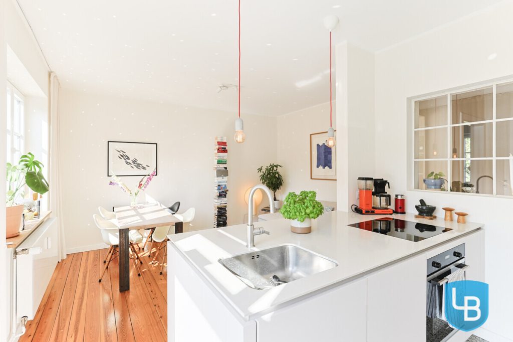Immobilienangebot - Kiel - Alle & Rest (Wohnen) - Perfekte Lage in Uni-Nähe – Top modernisierte 2,5-Zimmer-Wohnung mit Stellplatz, sofort bezugsfrei