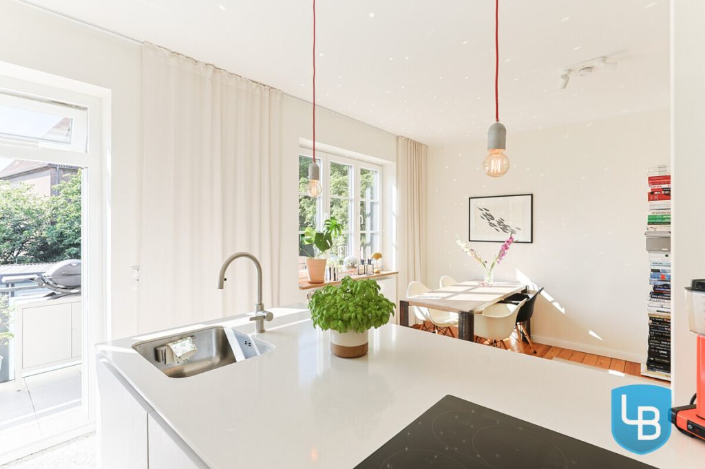 Immobilienangebot - Kiel - Alle & Rest (Wohnen) - Perfekte Lage in Uni-Nähe – Top modernisierte 2,5-Zimmer-Wohnung mit Stellplatz, sofort bezugsfrei