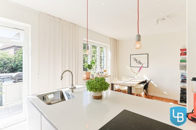 Immobilienangebot - Kiel - Alle & Rest (Wohnen) - Perfekte Lage in Uni-Nähe – Top modernisierte 2,5-Zimmer-Wohnung mit Stellplatz, sofort bezugsfrei