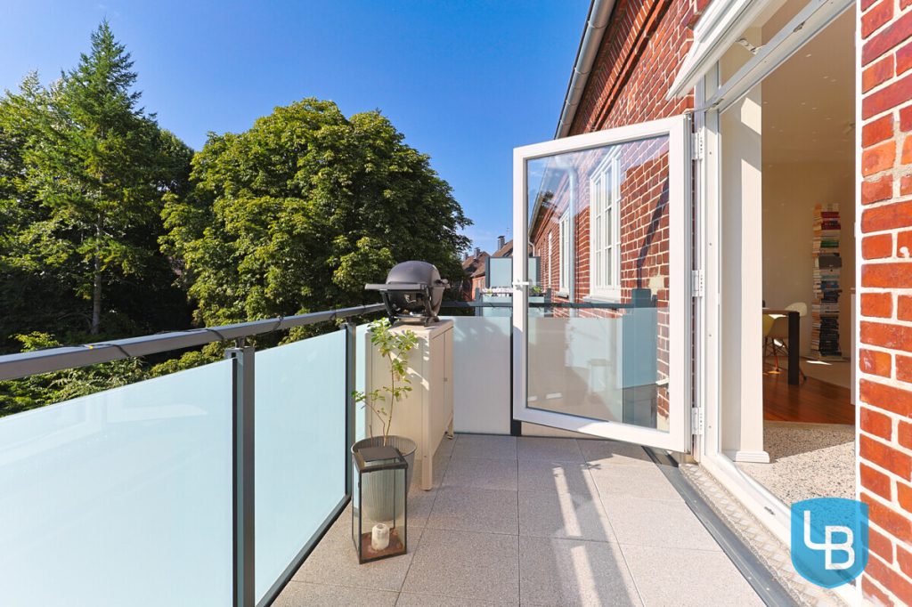 Immobilienangebot - Kiel - Alle & Rest (Wohnen) - Perfekte Lage in Uni-Nähe – Top modernisierte 2,5-Zimmer-Wohnung mit Stellplatz, sofort bezugsfrei