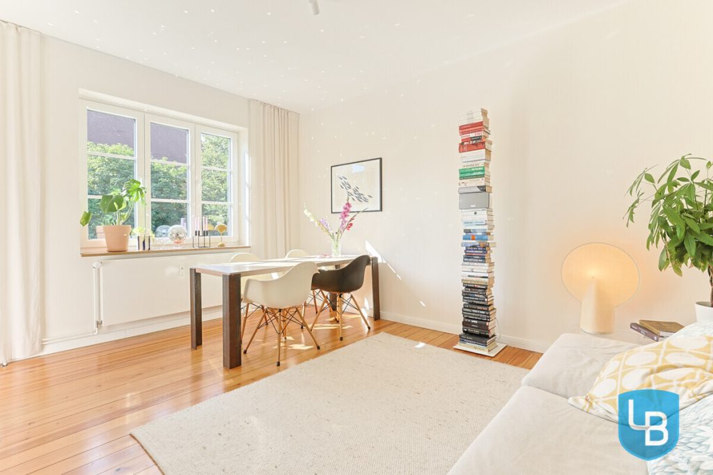 Immobilienangebot - Kiel - Alle & Rest (Wohnen) - Perfekte Lage in Uni-Nähe – Top modernisierte 2,5-Zimmer-Wohnung mit Stellplatz, sofort bezugsfrei