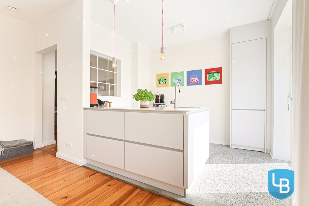 Immobilienangebot - Kiel - Alle & Rest (Wohnen) - Perfekte Lage in Uni-Nähe – Top modernisierte 2,5-Zimmer-Wohnung mit Stellplatz, sofort bezugsfrei