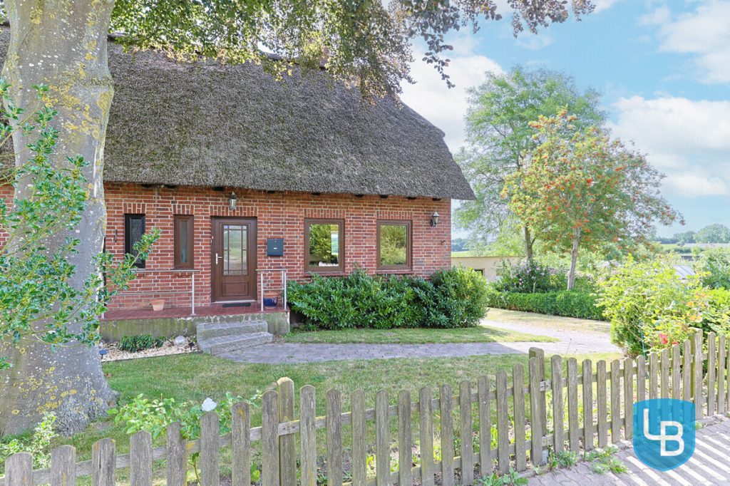 Immobilienangebot - Wahlstorf - Alle & Rest (Wohnen) - Reetdach-Doppelhaushälfte mit großem Grundstück – viel Potenzial für individuelle Gestaltung