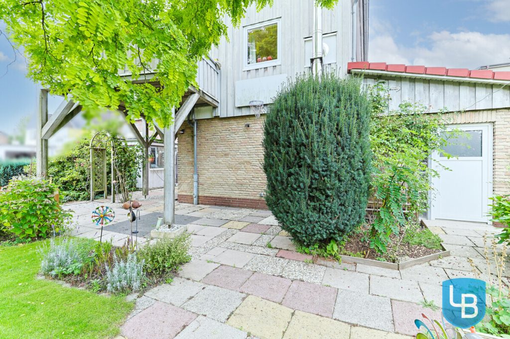 Immobilienangebot - Neumünster - Alle & Rest (Wohnen) - Hinterhaus mit großer Dachterrasse, Garten und Garage