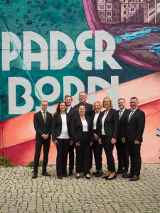 Team Thater stehend vor einem Graffiti von Paderborn