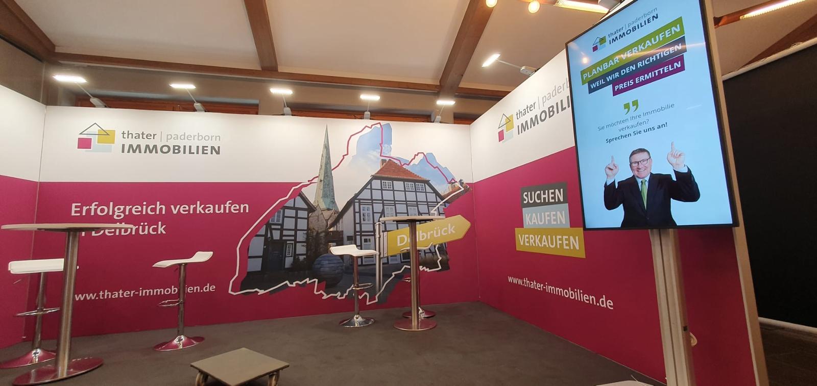 Messestand thater IMMOBILIEN auf der DelBAU 2025