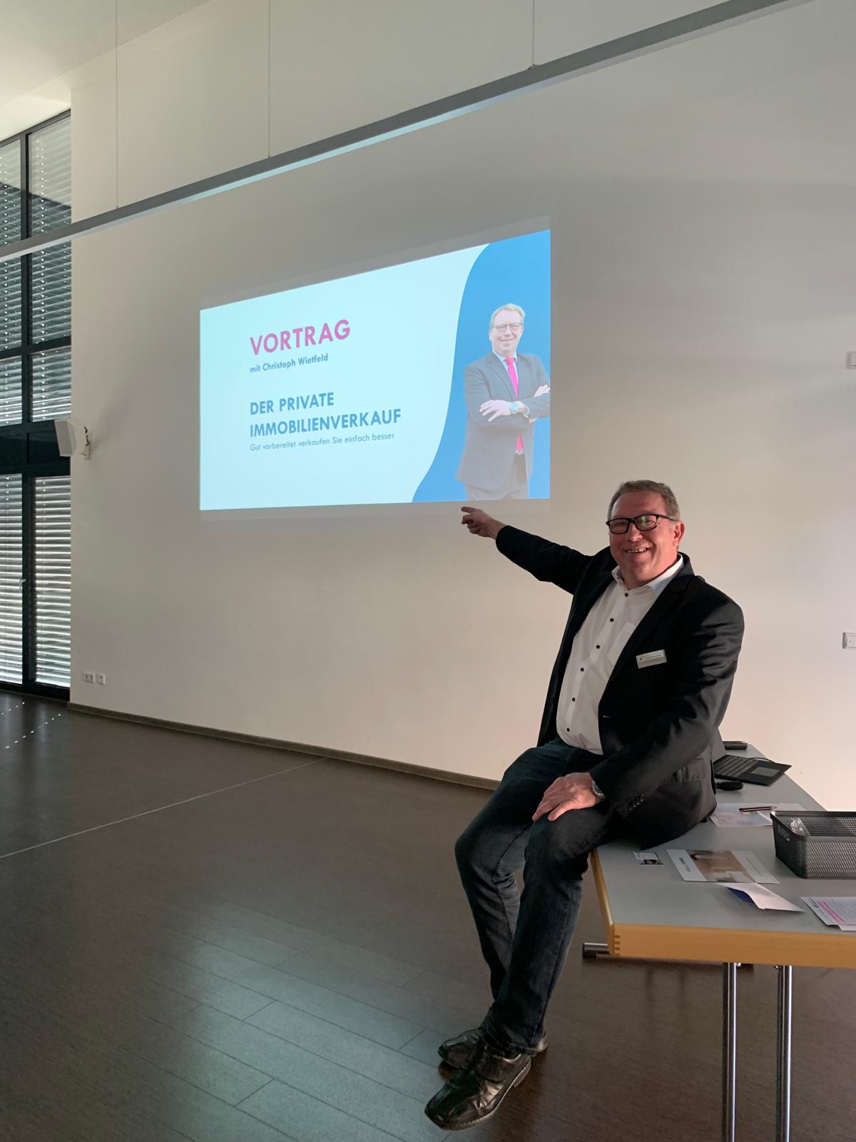 Christoph Wietfeld präsentiert seinen Vortrag zum Immobilienverkauf