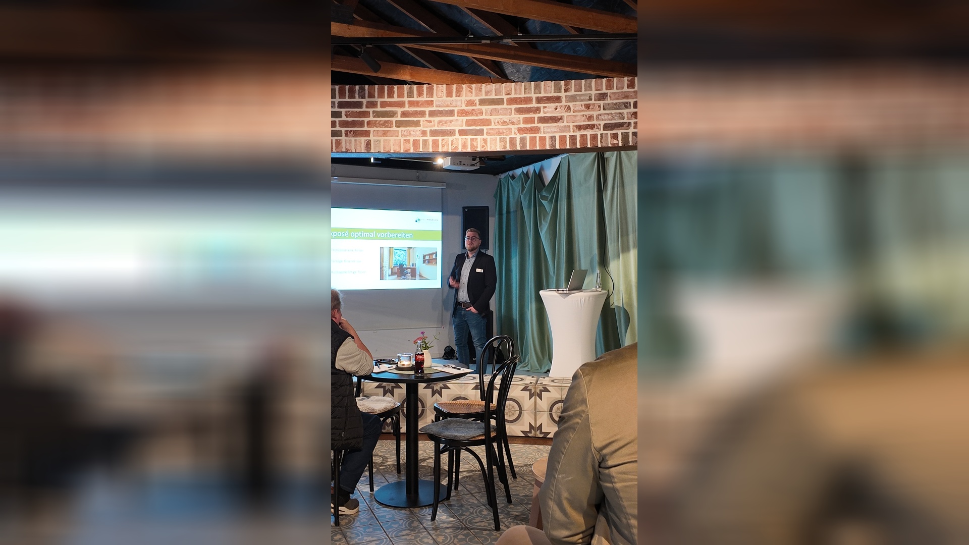 Tobias Kreilaus bei der Präsentation des Vortrags