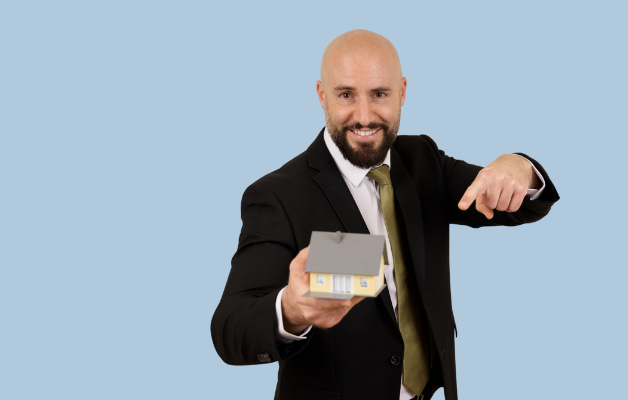 Niklas Dahlhaus -Immobilienmakler bei thater IMMOBILIEN präsentiert ein Haus