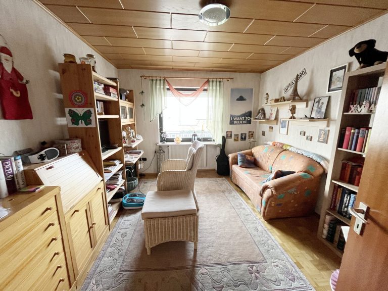 Immobilienangebot - Oberaurach - Alle - Großzügiges Einfamilienhaus mit Einliegerwohnung und Ausbaureserve in Oberaurach OT
