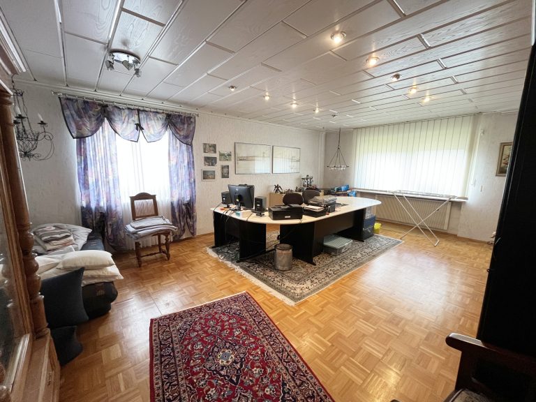 Immobilienangebot - Oberaurach - Alle - Großzügiges Einfamilienhaus mit Einliegerwohnung und Ausbaureserve in Oberaurach OT
