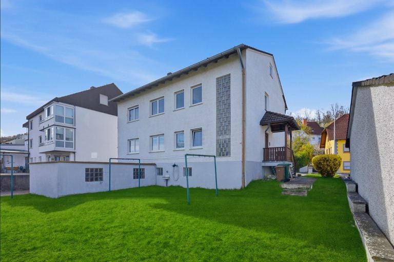 Immobilienangebot - Viereth-Trunstadt - Alle - Attraktives, sanierungsbedürftiges Zweifamilienhaus in Viereth mit großem Garten/ teilvermietet