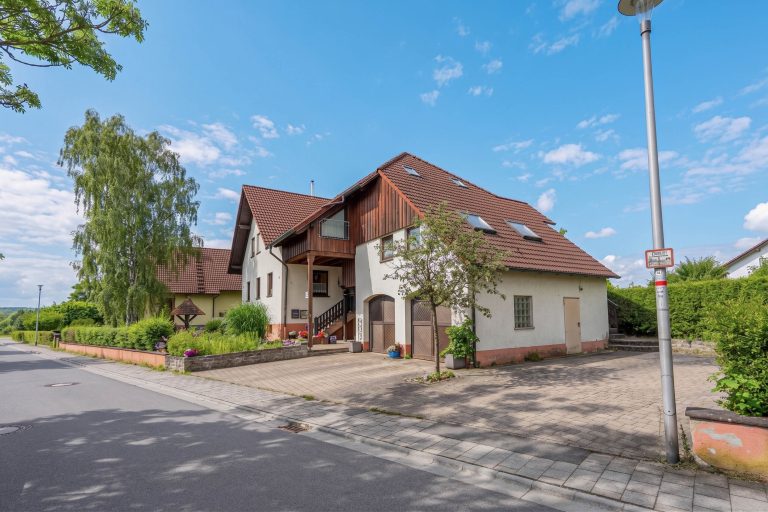 Immobilienangebot - Rattelsdorf - Alle - Gepflegtes Zweifamilienhaus in schöner Ortsrandlage von Rattelsdorf
