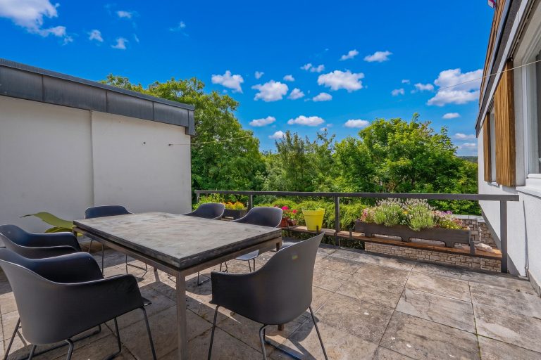 Immobilienangebot - Eltmann - Alle - Ein Ort für Visionen - Gebäudeensemble in traumhafter Lage unterhalb der Wallburg