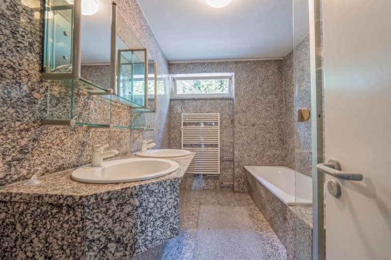 Immobilienangebot - Eltmann - Alle - Ein Ort für Visionen - Gebäudeensemble in traumhafter Lage unterhalb der Wallburg