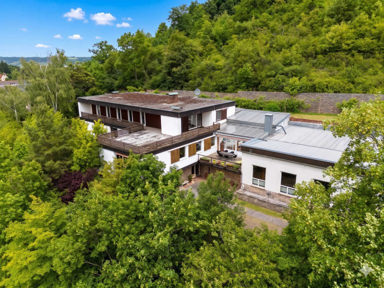 Immobilienangebot - Eltmann - Alle - Ein Ort für Visionen - Gebäudeensemble in traumhafter Lage unterhalb der Wallburg