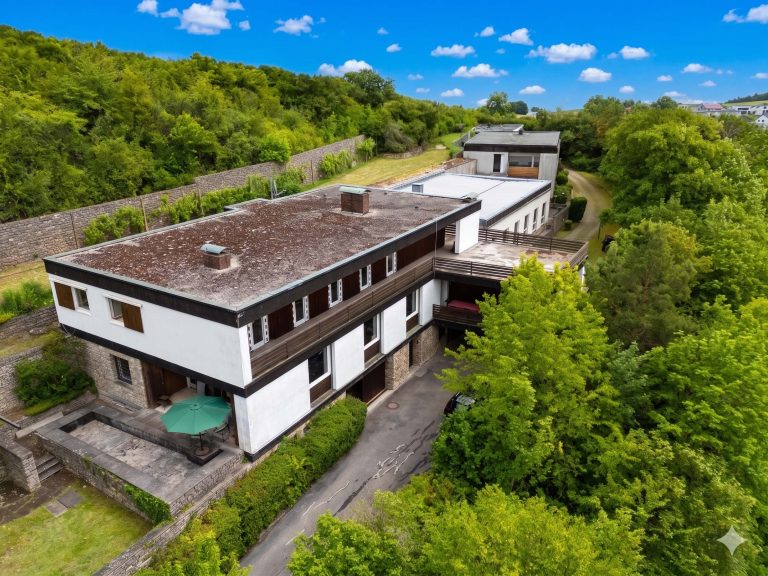 Immobilienangebot - Eltmann - Alle - Ein Ort für Visionen - Gebäudeensemble in traumhafter Lage unterhalb der Wallburg