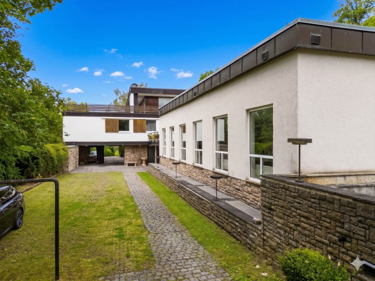 Immobilienangebot - Eltmann - Alle - Ein Ort für Visionen - Gebäudeensemble in traumhafter Lage unterhalb der Wallburg
