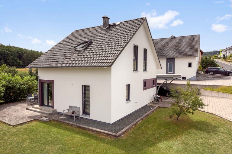 Immobilienangebot - Gerach - Alle - Modernes Einfamilienwohnhaus mit Doppelcarport in ruhiger Randlage von Gerach