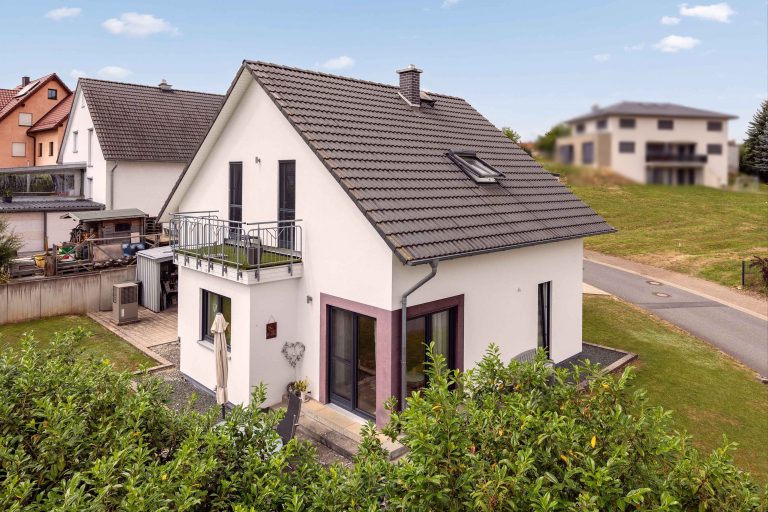 Immobilienangebot - Gerach - Alle - Modernes Einfamilienwohnhaus mit Doppelcarport in ruhiger Randlage von Gerach