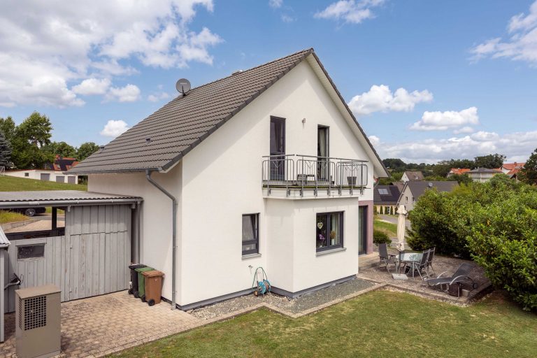Immobilienangebot - Gerach - Alle - Modernes Einfamilienwohnhaus mit Doppelcarport in ruhiger Randlage von Gerach