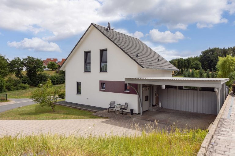 Immobilienangebot - Gerach - Alle - Modernes Einfamilienwohnhaus mit Doppelcarport in ruhiger Randlage von Gerach