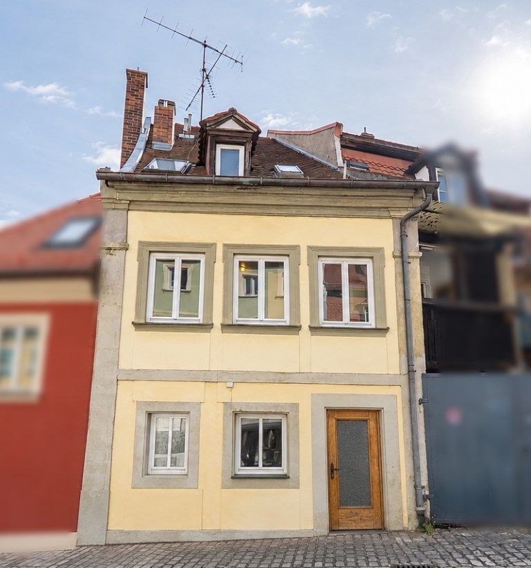 Immobilienangebot - Bamberg - Alle - Denkmalgeschütztes Reihenhaus am Kaulberg – sanierungsbedürftig und voller Gestaltungspotenzial