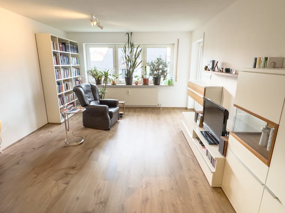 Immobilienangebot - Dörfles-Esbach - Alle - Helle 2-Zimmer-Wohnung mit Balkon, Garage und Keller in guter Lage von Dörfles-Esbach
