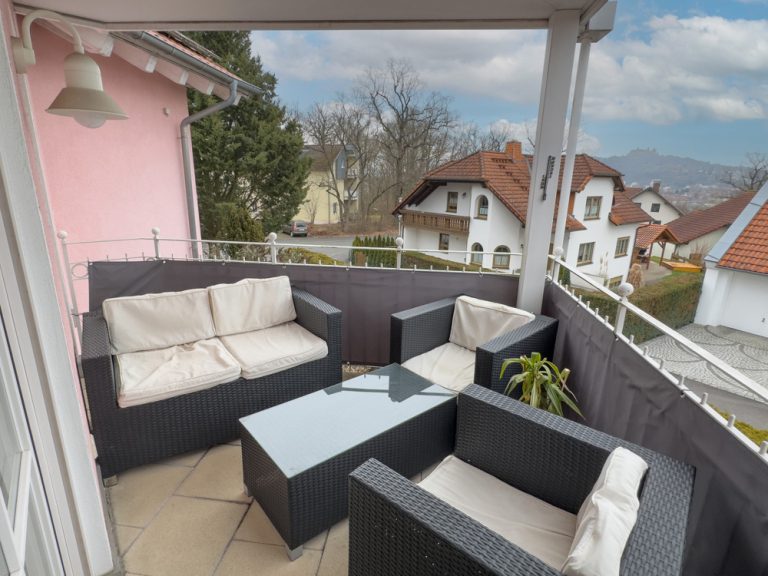 Immobilienangebot - Coburg - Alle - Stilvolle 2,5-Zimmer-Wohnung mit Balkon, Kaminofen und moderner Einbauküche in Coburg